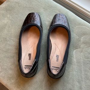 Clarks Size 8 Alligator pattern shoes